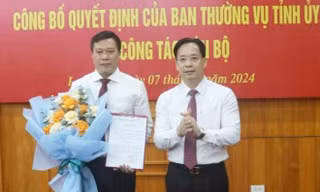 Ông Đinh Đức Chính nhận hoa, quyết định. Ảnh: Duy Chiến 