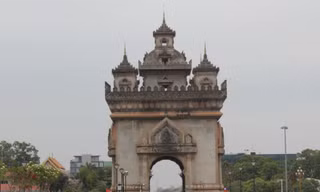 Khám phá công trình được coi như Khải hoàn môn của người Lào