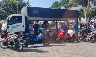 Các nhà máy xay xát chở xe tải gạo đến vùng sâu để bán cho người dân với giá rẻ.