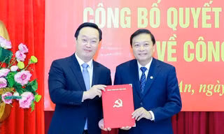 Chuẩn y chức Phó Bí thư Tỉnh ủy Nghệ An với ông Lê Hồng Vinh
