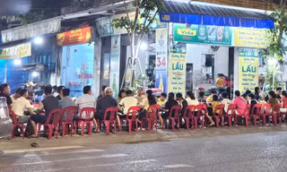 Quán bia đông nghịt người 'hạ nhiệt' nóng bức kỷ lục