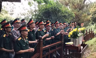 Dòng người viếng mộ Đại tướng Võ Nguyên Giáp trong ngày chiến thắng Điện Biên Phủ