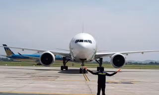 Hủy hàng loạt chuyến bay tránh bão