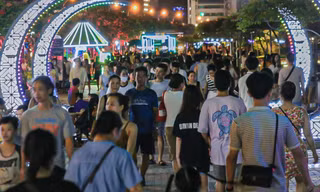 Sợ chen lấn ngày khai trương, hàng nghìn người đổ về phố đi bộ vui chơi sớm