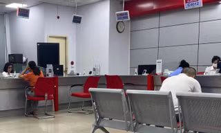 Hết cảnh đông nghịt người chờ xác thực sinh trắc học ở ngân hàng 