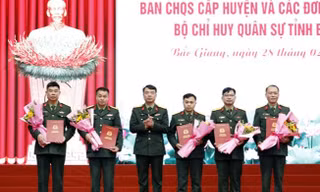 Lãnh đạo Bộ CHQS tỉnh Bắc Giang trao quyết định điều động và bổ nhiệm cán bộ.