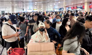 Đông nghịt người đổ về sân bay Tân Sơn Nhất chiều 23 Tết