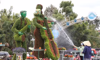 Gấp rút dựng tiểu cảnh 'check-in' tại Festival hoa Đà Lạt