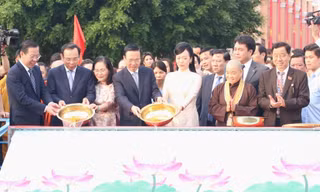Chủ tịch nước và phu nhân dâng hương, thả cá chép ở Bến Nhà Rồng