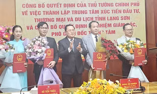 Ban lãnh đạo Trung tâm Xúc tiến đầu tư Thương mại và Du lịch tỉnh Lạng Sơn nhận Quyết định bổ nhiệm. Ảnh: Duy Chiến 