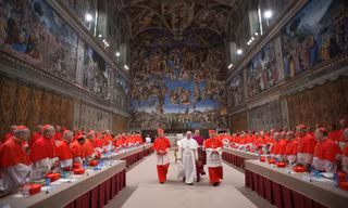 Giáo hoàng Francis rời Nhà nguyện Sistine sau khi được bầu làm giáo hoàng và ngay trước khi xuất hiện lần đầu tiên trên ban công trung tâm của Vương cung thánh đường Thánh Peter vào ngày 13/3/2013 tại Vatican. Ảnh: L'Osservatore Romano.