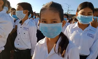 Học sinh Campuchia đeo khẩu trang phòng bệnh. Ảnh: Khmer Times.