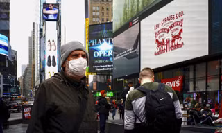 Một người đeo khẩu trang trên Quảng trường Thời đại ở New York, Mỹ ngày 3/3. Ảnh: Getty.