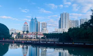 Cao ốc soi bóng mặt Hồ Tây, thành phố Phúc Châu, tỉnh Phúc Kiến, Trung Quốc. Ảnh: Linh Nhi.