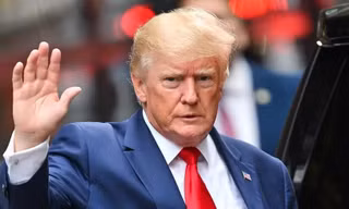 Cựu Tổng thống Mỹ Donald Trump ngày 10/8/2022 rời Tháp Trump để đi gặp Tổng chưởng lý New York Letitia James cho một cuộc điều tra dân sự. Ảnh: GC Images.