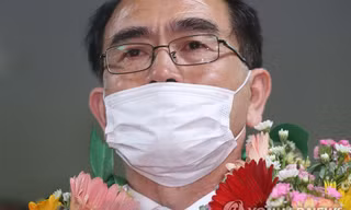 Ông Thae Yong-ho trở thành người đào tẩu Triều Tiên đầu tiên chính thức giành được ghế trong quốc hội Hàn Quốc. Ảnh: Yonhap.