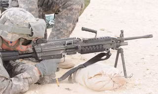 Lính Mỹ sử dụng súng máy hạng nhẹ M249. Ảnh: Military.