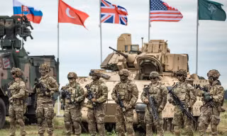 Binh sĩ một số nước thành viên NATO. Ảnh: The Telegraph.