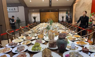 Bàn tiệc hơn 100 món làm từ đá quý thiên nhiên. Ảnh: Linh Nhi.