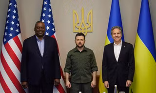 Tổng thống Ukraine Volodymyr Zelensky (giữa) gặp phái đoàn Mỹ bao gồm Ngoại trưởng Antony Blinken (phải) và Bộ trưởng Quốc phòng Lloyd Austin ngày 24/4 tại thủ đô Kiev của Ukraine. Ảnh: Văn phòng Báo chí Tổng thống Ukraine.