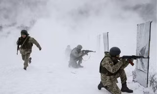 Lực lượng quân sự Ukraine và Nga được ví như 'châu chấu đá xe'. Ảnh minh họa: Atlantic Council.