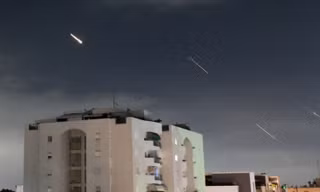 Hệ thống phòng không Vòm Sắt của Israel phóng tên lửa từ miền trung Israel để đánh chặn tên lửa bắn từ Iran vào sáng sớm 14/4. Ảnh: AP.