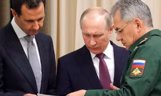 Tổng thống Syria Bashar al-Assad (trái), Tổng thống Nga Vladimir Putin (giữa) và Bộ trưởng Quốc phòng Nga Sergei Shoigu xem xét tài liệu trong cuộc gặp tại thành phố Sochi của Nga hồi cuối tháng 11/2017. Ảnh: Kremlin.ru.