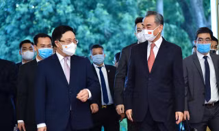 Nhận lời mời của Phó Thủ tướng Thường trực Phạm Bình Minh và Bộ trưởng Bộ Ngoại giao Bùi Thanh Sơn, Ủy viên Quốc vụ, Bộ trưởng Bộ Ngoại giao Trung Quốc Vương Nghị thăm chính thức Việt Nam và đồng chủ trì Phiên họp lần thứ 13 Ủy ban chỉ đạo Hợp tác song phương Việt Nam-Trung Quốc từ ngày 10-12/9. Ảnh: MOFA.