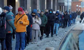 Xếp hàng chờ sử dụng máy rút tiền ATM ở thành phố Saint Petersburg, Nga. Ảnh: Reuters.
