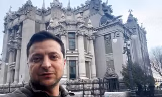Trong bức ảnh do Văn phòng Báo chí Tổng thống Ukraine cung cấp, Tổng thống Ukraine Volodymyr Zelensky phát biểu trước quốc dân qua điện thoại thông minh ở trung tâm thủ đô Kiev ngày 26/2. Ảnh: Văn phòng Báo chí Tổng thống Ukraine/AP. 