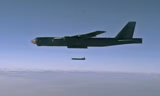 Máy bay B-52 Stratofortress phóng thử ARRM. Ảnh: Không quân Mỹ.