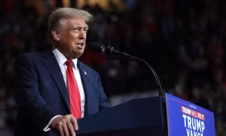 Cựu Tổng thống Mỹ Donald Trump phát biểu tại một cuộc vận động tranh cử ở Salem, Virginia, ngày 2/11/2024. Ảnh: AP.