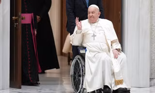 Giáo hoàng Francis đến tham dự buổi tiếp kiến chung hằng tuần tại Vatican trong tháng 2/2025. Ảnh: AP.