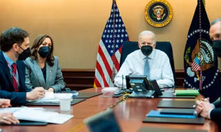 Tổng thống Mỹ Joe Biden, Phó Tổng thống Kamala Harris và các thành viên đội an ninh quốc gia của Tổng thống tối thứ Tư đang quan sát hoạt động chống khủng bố chịu trách nhiệm loại bỏ thủ lĩnh IS Abu Ibrahim al-Hashimi al-Qurayshi tại Syria. Ảnh: White House.