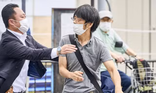 Một nhân viên an ninh tóm được Tetsuya Yamagami sau khi người đàn ông 41 tuổi này bắn 2 phát nhằm vào cựu Thủ tướng Abe Shinzo ở thành phố Nara trưa 8/7. Ảnh: Kyodo.