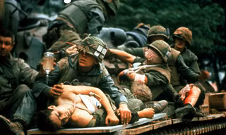 Bức ảnh về Chiến tranh Việt Nam (chụp tháng 2/1968) gây chấn động của John Olson. Ảnh: John Olson/Getty Images.