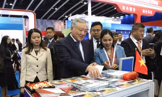 Phó Thủ tướng Thường trực Nguyễn Hoà Bình tham quan gian hàng Việt Nam tại Hội nghị Thượng đỉnh Vành đai - Con đường lần thứ 9. Nguồn: Dangcongsan.vn.