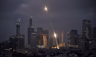 Hệ thống phòng không Iron Dome của Israel khai hỏa để đánh chặn các tên lửa bay qua Tel Aviv sáng 14/6/2025. Ảnh: AP. 