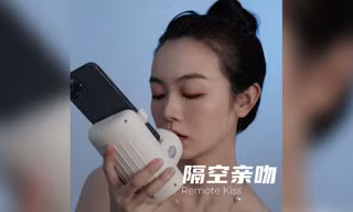 Thiết bị hôn được quảng cáo là một cách để chia sẻ sự gần gũi về thể xác giữa các cặp đôi yêu xa. Ảnh: Taobao.