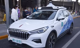 Người dân Bắc Kinh sử dụng dịch vụ taxi không người lái của Baidu. Ảnh: China Daily