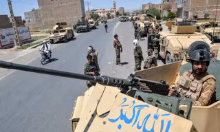 Lính đặc nhiệm Afghanistan canh gác ở tỉnh Herat hôm 1/8. Nguồn: CNN.