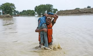Một người lính Pakistan giải cứu một đứa trẻ ở tỉnh Punjab của Pakistan ngày 2/8. Ảnh: Getty Images.