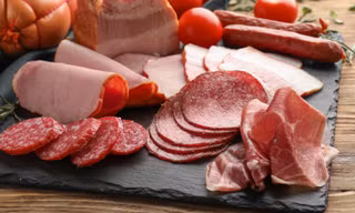 Người có nguy cơ cao bị nhiễm vi khuẩn listeria không nên ăn thức ăn có nguy cơ cao nhiễm khuẩn như: pate, xúc xích, thịt hộp, thịt nguội hoặc thịt hun khói, hoặc các loại xúc xích lên men hoặc khô. Ảnh: Getty Images.