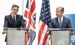 Tổng giám đốc MI5 Ken McCallum (trái) và Giám đốc FBI Christopher Wray cảnh báo rằng Trung Quốc sử dụng những người không kết nối trực tiếp với các dịch vụ tình báo của họ để nhắm mục tiêu vào các công ty. Ảnh: AP.