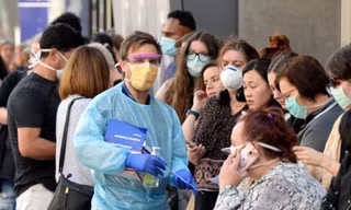 Xếp hàng trước Bệnh viện Royal Melbourne, Australia để xét nghiệm coronavirus. Ảnh: New Daily.
