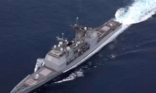 USS Lake Champlain, tàu tuần dương mang tên lửa dẫn đường Aegis lớp Ticonderoga của Mỹ, được hạ thủy năm 1987. Bắt đầu từ USS Bunker Hill, phiên bản này được trang bị hệ thống phóng thẳng đứng Mark 41 VLS. Ảnh: US Navy.