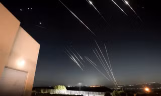 Tên lửa phóng từ Iran bị đánh chặn, nhìn từ Cao nguyên Golan do Israel chiếm đóng, ngày 18/6/2025. Ảnh: Reuters.