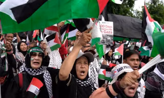 Người biểu tình hô khẩu hiệu bên ngoài Đại sứ quán Mỹ ở Jakarta, Indonesia cuối tuần qua. Ảnh: Reuters.