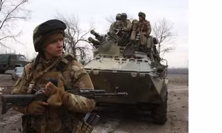 Quân nhân Ukraine tuần tra ở tỉnh Luhansk ngày 24/2. Ảnh: Getty Images.