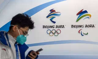 FBI kêu gọi các vận động viên tham dự Olympic Bắc Kinh sử dụng điện thoại 'cục gạch'. Ảnh: Getty Images.